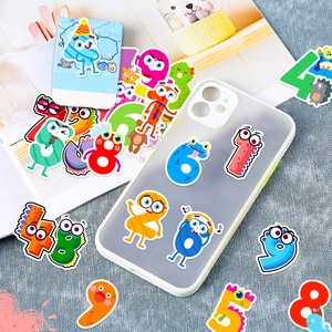 Gros plan d'autocollants de chiffres colorés sur une coque de téléphone et fond bleu