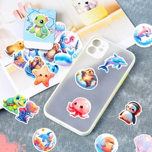 Gros plan d'autocollants d'animaux marins mignons sur une coque de téléphone transparente
