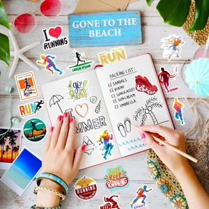 Vista piatta di adesivi per corsa su tavolo in legno con accessori per scrapbooking DIY
