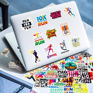 Adesivi da corsa impermeabili su laptop con slogan di maratona e design di vari badge