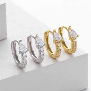 Elegante S925 zilveren oorringen met peervormige zirkonia in goud en zilver kleur