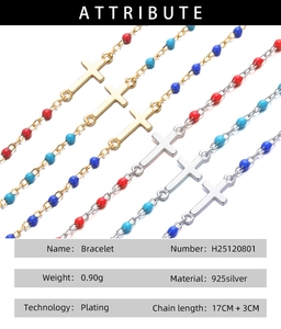 Détail de bracelets croix en argent 925 avec perles en émail coloré et placage fini