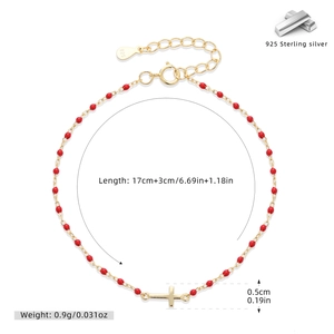 Détail de la chaîne en argent sterling 925 avec perles rouges et petit pendentif croix