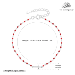 Détail du bracelet en argent 925 avec perles rouges, croix et fermoir mousqueton