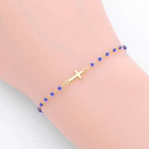 Détail du bracelet croix en argent S925 doré avec des perles en émail bleu roi