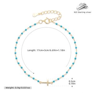 Vue macro détaillée du bracelet en argent S925 doré avec perles bleues et pendentif croix
