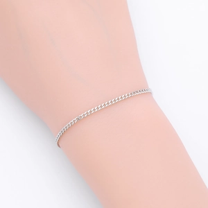 Detailed view of a minimalist S925 sterling silver Cuban chain bracelet on a wrist