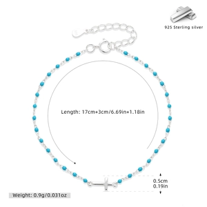 Détail du bracelet en argent sterling S925 avec perles bleues et pendentif croix