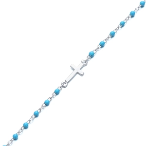 Détail de la chaîne en argent S925 avec perles en émail bleu et pendentif croix