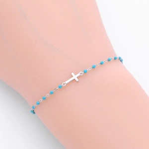 Vue détaillée du bracelet en argent S925 avec perles bleues et pendentif croix