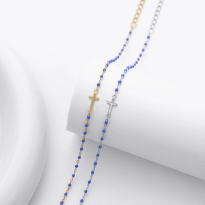 Détail macro de bracelets en argent S925 avec émail bleu et pendentifs en forme de croix