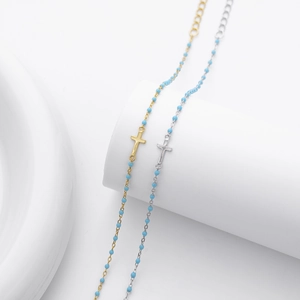 Détail de la chaîne en argent S925 avec perles bleues et pendentif croix poli
