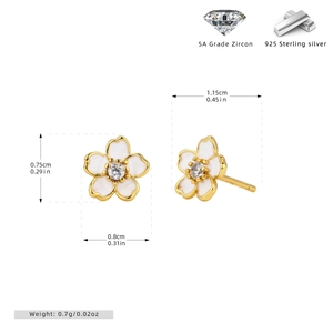 Détail des boucles d'oreilles fleurs de cerisier en argent s925 avec zircons et tailles