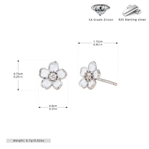 Détail des boucles d'oreilles fleur de cerisier en argent s925 avec zircon 5A et dimensions