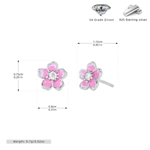 Gros plan de boucles d'oreilles fleur de cerisier en argent S925 et émail rose brillant