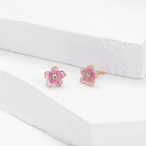 Vue détaillée des boucles d'oreilles fleur de cerisier rose avec cristal central