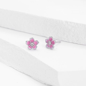 Détail de boucles d'oreilles fleur de cerisier en argent s925 avec émail rose