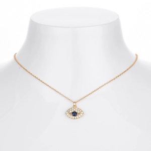 Vista detallada del collar con colgante de ojo turco de plata S925 en un modelo de cuello