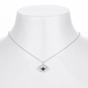 Vista detallada del colgante de ojo turco en plata de ley 925 con cristal azul en un modelo