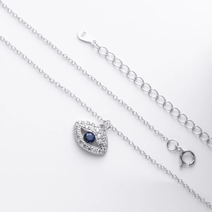 Detalle del collar de mal de ojo en plata S925 con piedra azul y cierre de langosta