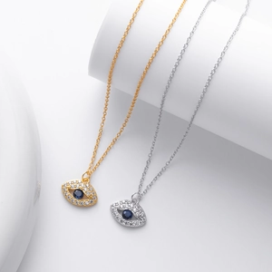 Detalle de los collares de plata S925 y oro con colgantes de ojo turco y cristales