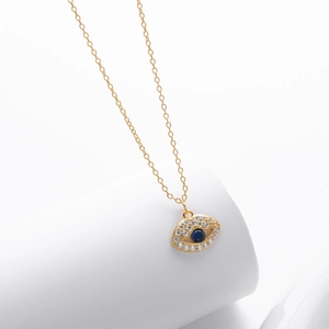 Detalle del collar de ojo turco dorado con piedra azul y circonitas blancas finas
