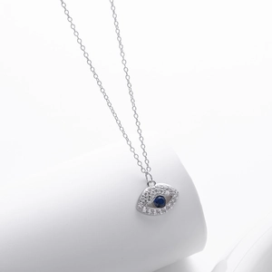 Primer plano del colgante Ojo del Diablo en plata S925 con piedra azul y micro pavé