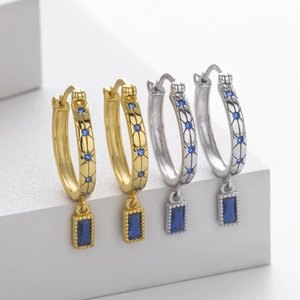 Details von S925 Ohrringen in Gold und Silber mit quadratischen blauen Zirkonia
