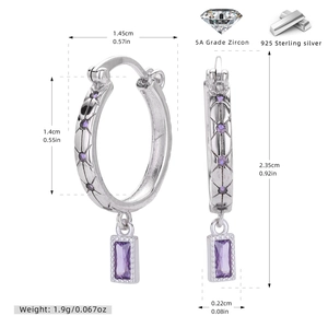 Makro-Detail von S925-Silber-Ohrringen mit rechteckigen lila Zirkonia-Anhängern