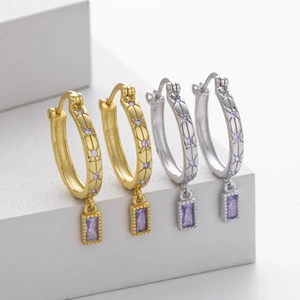 Makroaufnahme von S925 Silber Creolen mit violettem Edelstein und Sternengravur-Detail