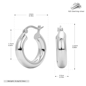 Détails macro de créoles épaisses en argent sterling S925 avec dimensions précises