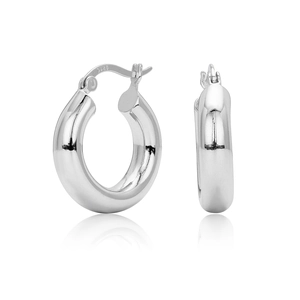 Gros plan détaillé de créoles en argent sterling S925 poli avec poinçon visible