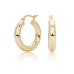 Vue détaillée de boucles d'oreilles créoles épaisses en argent S925 plaqué or sur fond blanc
