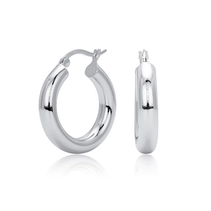 Gros plan du poinçon S925 sur les boucles d'oreilles créoles polies en argent