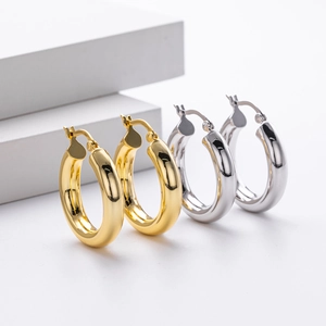 Détail de boucles d'oreilles créoles épaisses en argent s925 doré et argenté