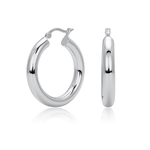 Détail macro des boucles d'oreilles créoles en argent 925 poli avec poinçon visible