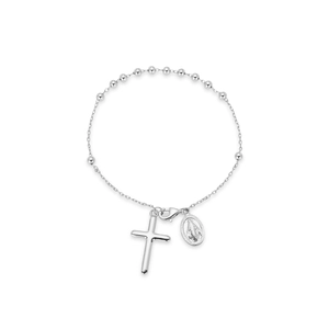 Détail d'un bracelet chapelet en argent avec pendentif croix et médaille religieuse