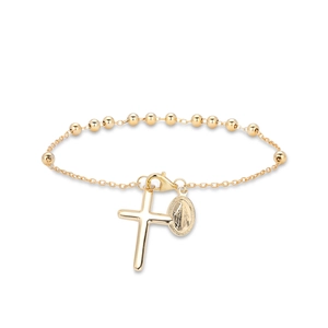 Détail macro du bracelet chapelet doré avec pendentif croix et médaille religieuse