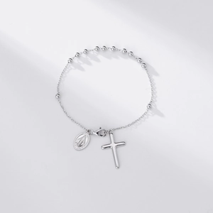 Détail du bracelet chapelet en argent S925 avec croix et médaille religieuse gravée