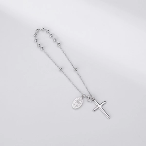 Détail du bracelet chapelet en argent S925 avec pendentif croix et médaille