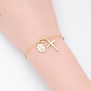 Gros plan d'un bracelet chapelet en argent S925 doré avec croix et médaille de Marie