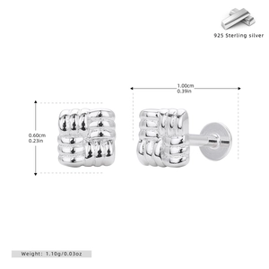 Détails macro des boucles d'oreilles carrées en argent 925 avec surface tissée
