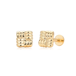 Vue détaillée des boucles d'oreilles carrées en argent S925 doré avec texture tressée