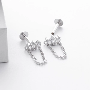 Détail d'un clou d'oreille en argent S925 avec zircon marquise et chaîne en métal
