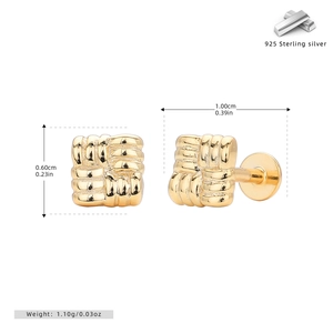 Dimensions détaillées des puces d'oreilles carrées en argent 925 à texture tissée