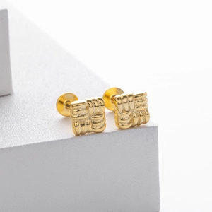 Boucles d'oreilles carrées en argent S925 avec texture tressée dorée sur fond blanc