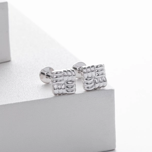 Gros plan sur les boucles d'oreilles carrées en argent S925 avec fermoirs à disque stables