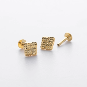 Gros plan de boucles d'oreilles carrées dorées à texture tressée et fermoir plat