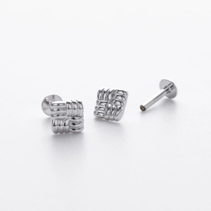 Gros plan sur les boucles d'oreilles carrées en argent S925 avec motif tressé croisé