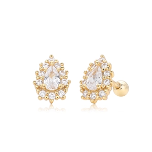Détail macro de boucles d'oreilles poires dorées avec zircones et fermoir à vis sécurisé